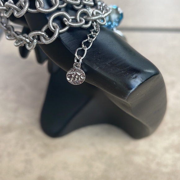 10 inches long/25 cm So much detail in this hammered silver tone necklace - Picture 2 of 5